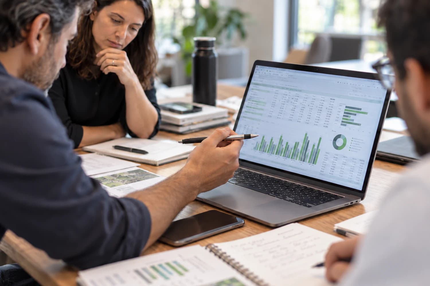 Equipe analisando indicadores financeiros e projeções em uma planilha