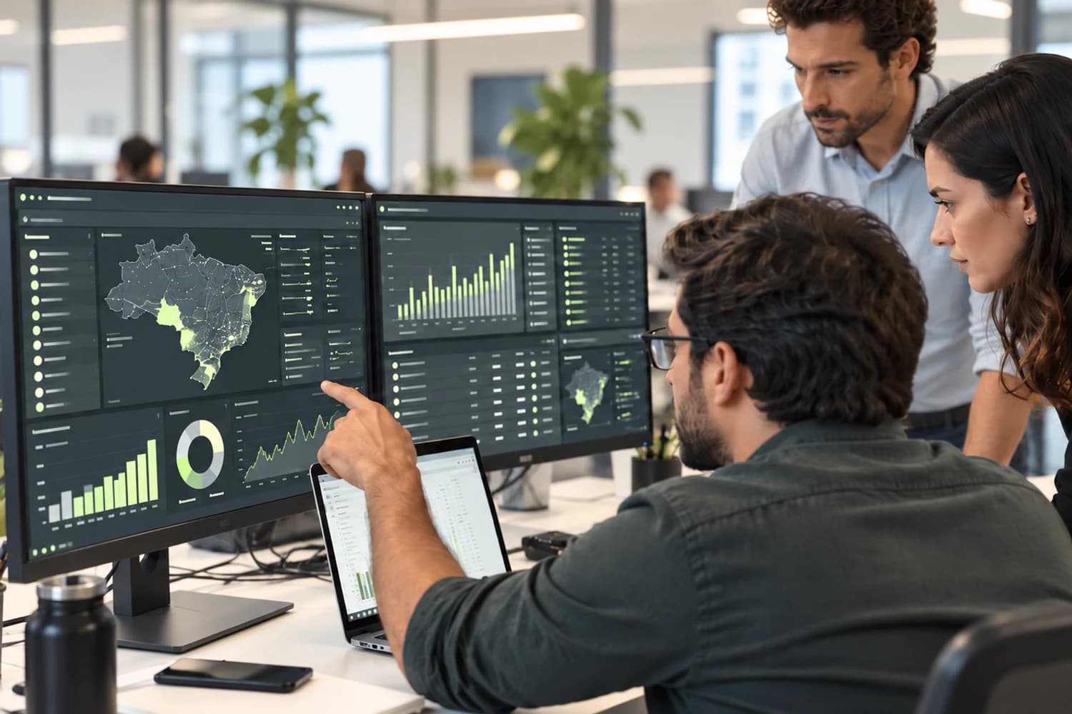 Equipe analisando painéis de inteligência de dados com indicadores e mapa do Brasil